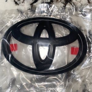 NWT Toyota Badge emblem 2021 4 Runner and SR5